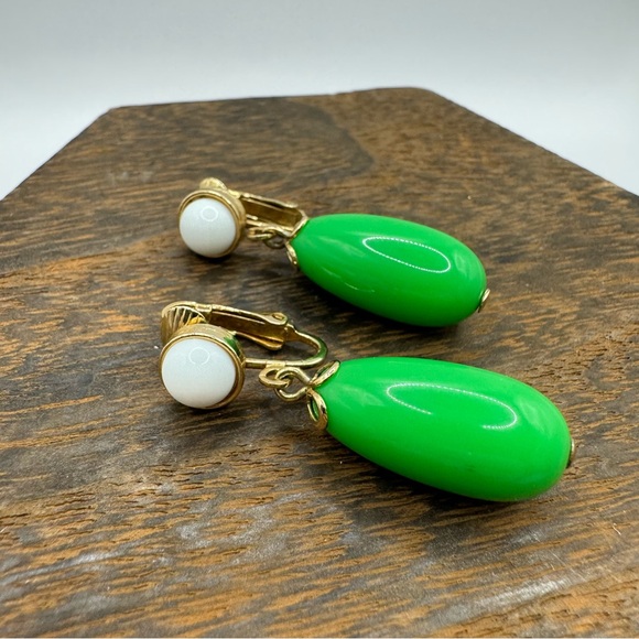 Avon vintage 1980s gold tone jade green and white acrylic clip on drop earrings - Picture 4 of 7